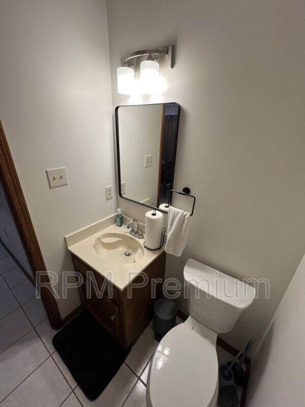 Building Photo - 13936 Cayuga Dr