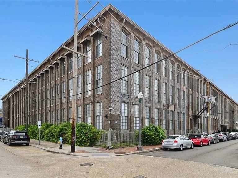 Building Photo - 920 Poeyfarre St