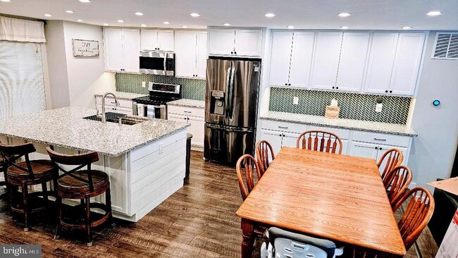 Building Photo - 18 Hopton Ct