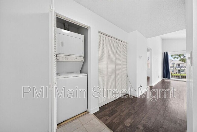 Building Photo - 2512 Woodgate Blvd