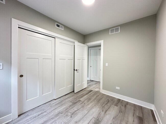 Building Photo - 1144 Oak Ave