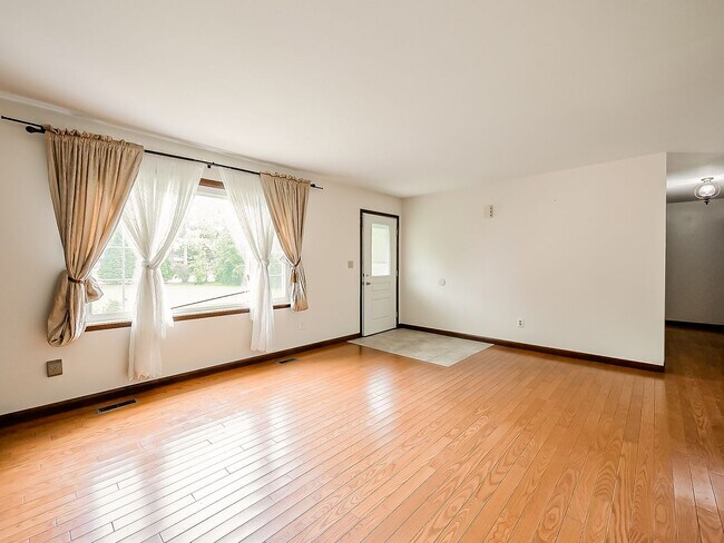 Building Photo - Your Private Retreat Just Minutes from Downtown South Lyon