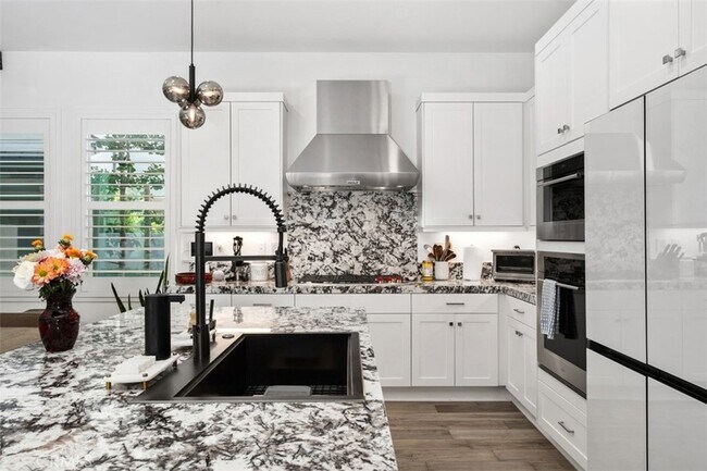 Building Photo - 124 Sculpture