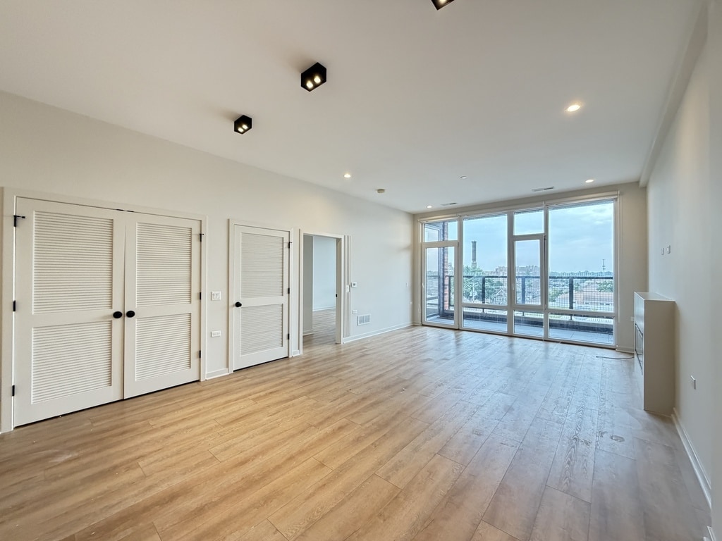 Building Photo - 3207 N Narragansett Ave
