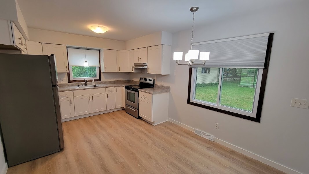 Kitchen w/ Eat-In Dining - 526 Hartridge Dr