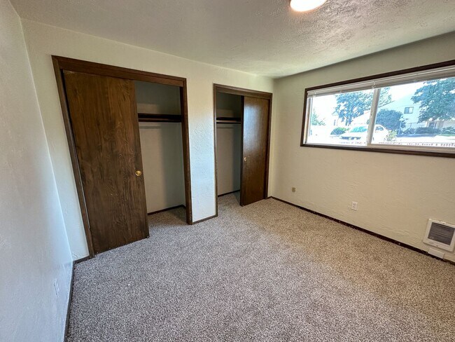 Building Photo - EVERGREEN1574-1594