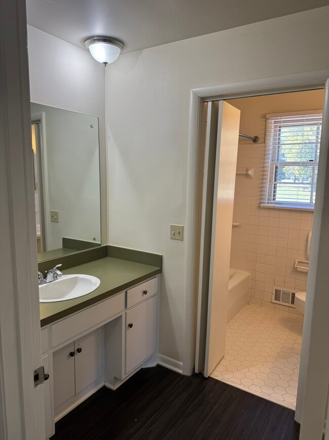 Building Photo - 9019 Meadowlawn Dr