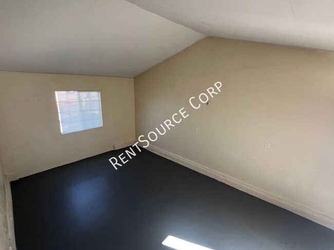 Building Photo - 440 Lillian Dr