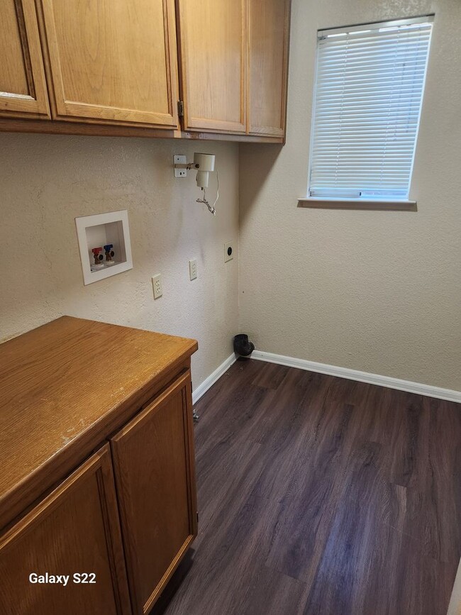 Building Photo - Beautiful 4 bedroom, 3 bathroom home locat...