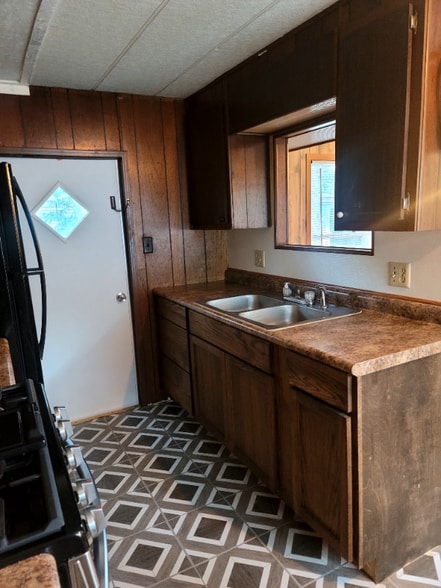 Building Photo - 413 Miller St