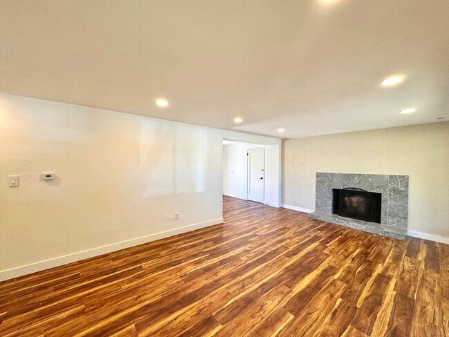 Building Photo - Charming Mid-Century Home in Shoreline