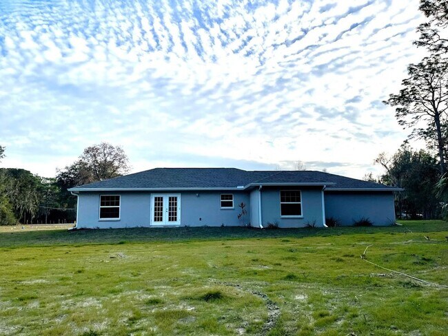 Building Photo - 3 bedroom, 2 bath, 2 car garage home on a ...