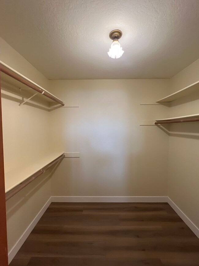 Building Photo - BEAUTIFULLY UPDATED 3 BEDROOM HOME!!