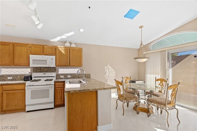 Building Photo - 2555 Sundew Ave