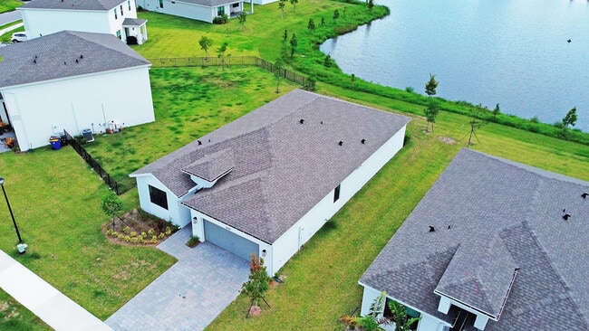 Building Photo - 5929 SE Sky Blue Cir