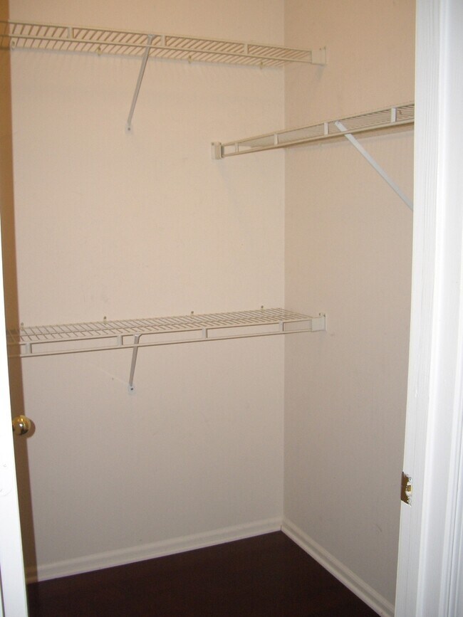 Building Photo - Renovated 2 bed/2 bath condo in the heart of Centreville, close to everything!!