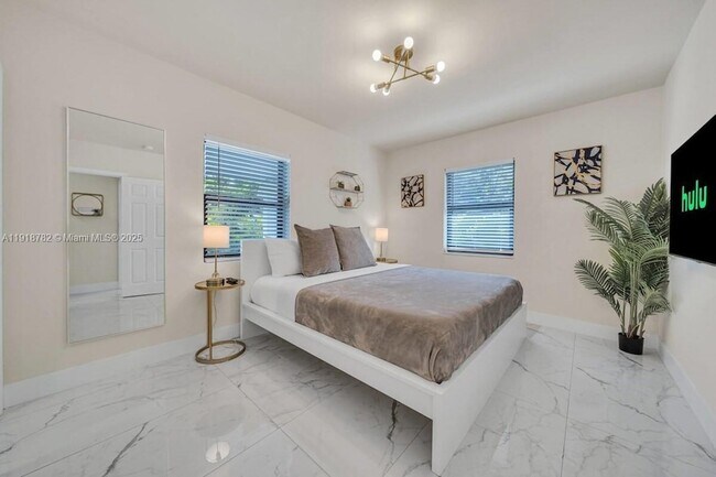 Building Photo - 305 NW 124th St