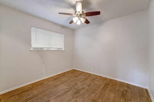 Building Photo - 10505 Little Pebble Dr