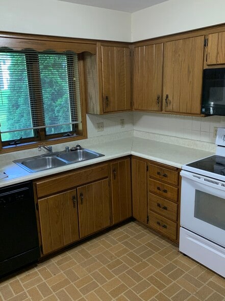 Kitchen - view 2 - 719 N Gammon Rd