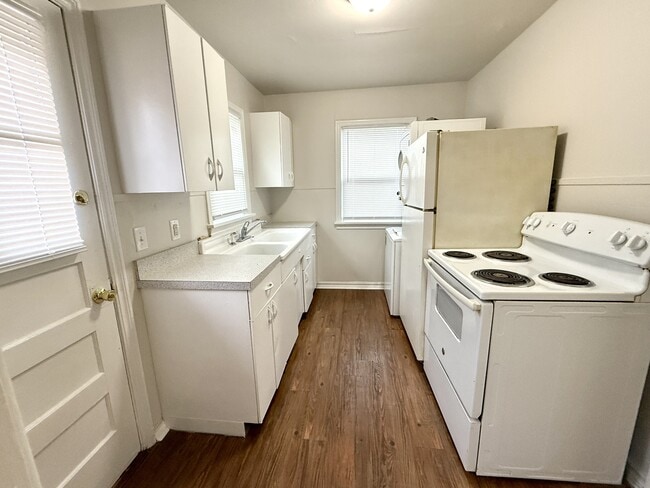 Building Photo - 33 8th Ave NW