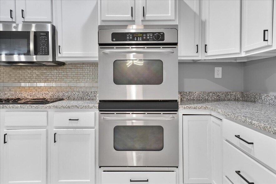 Building Photo - 141 Old Silo Rd