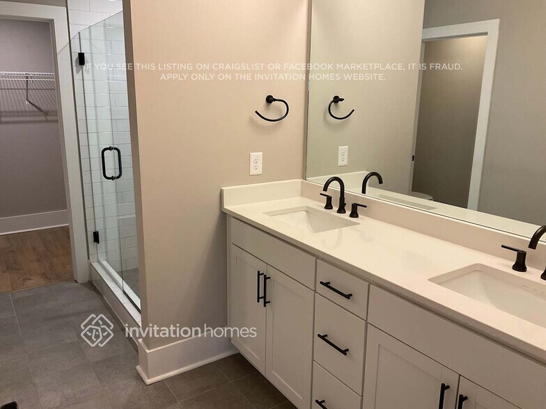 Building Photo - 647 Vernon Ave