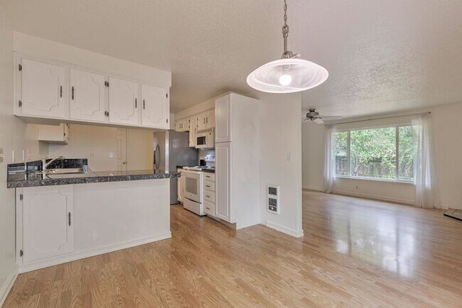 Building Photo - Freshly Updated 3-Bedroom Home with Fenced Backyard in Forest Grove!