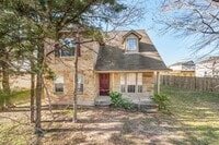 Building Photo - August 2026 Pre-Lease! Fantastic 4 Bed, 3 Bath Near Campus!