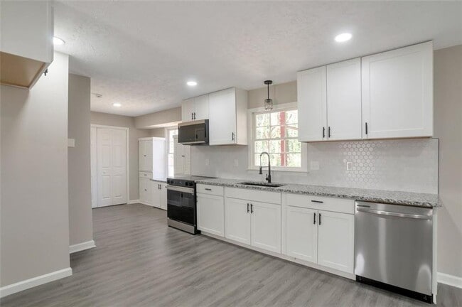 Building Photo - 4620 Central Dr