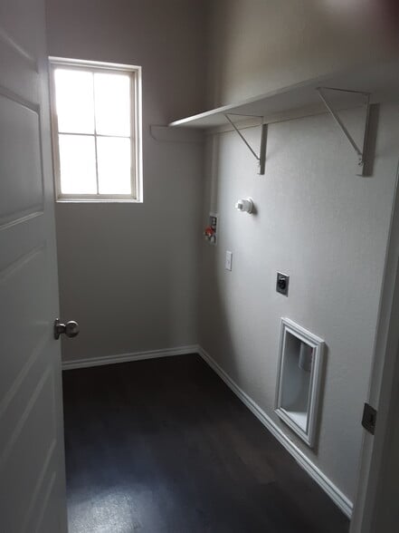 Laundry Room - 10818 Fox Trot