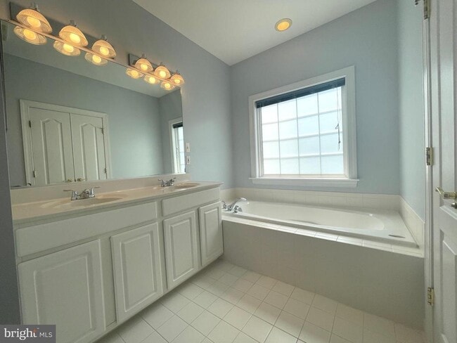 Building Photo - 11451 Fogarty Ct