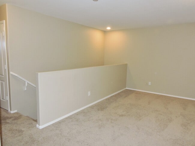 Building Photo - 4 BEDROOM 2 1/2 BATHROOM WITH OFFICE AND LOFT