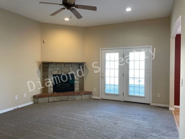 Building Photo - Lovely 3 bedroom home available!  Sequiota...