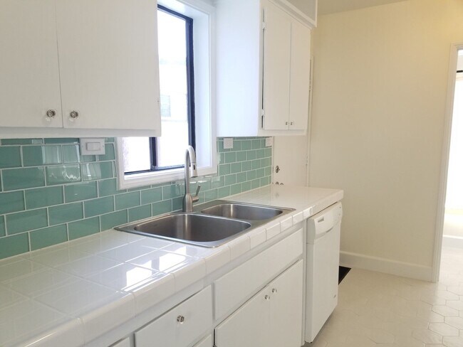 Building Photo - 412