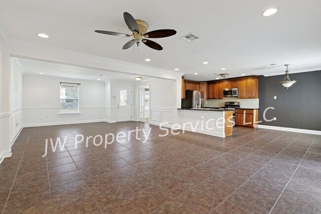 Building Photo - Modern & Spacious 4-Bedroom Home in Gretna