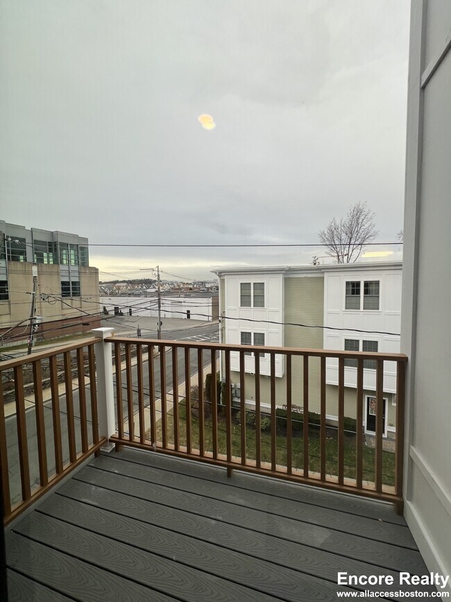 Building Photo - 157 Everett St