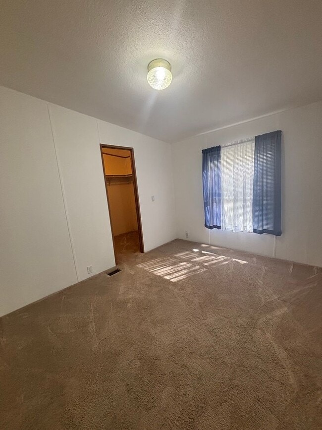 Building Photo - 3 Bedroom 2 bathroom
