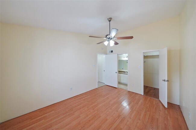 Building Photo - 3900 Woodchase Dr