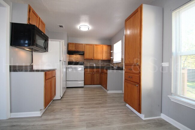 Building Photo - Well-Maintained Three-Bedroom In North Killeen!