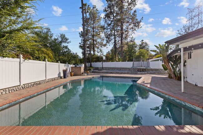 Building Photo - UPGRADED SOUTH OF THE BOULEVARD HOME WITH HUGE BACKYARD!