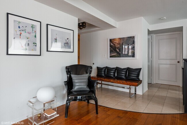 Building Photo - 40 E Delaware Pl