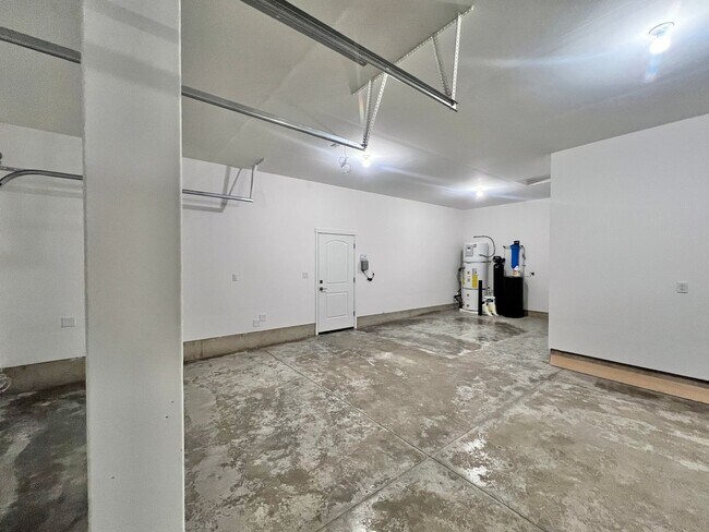 Building Photo - Gorgeous Ridgefield Home w/ full guest sui...
