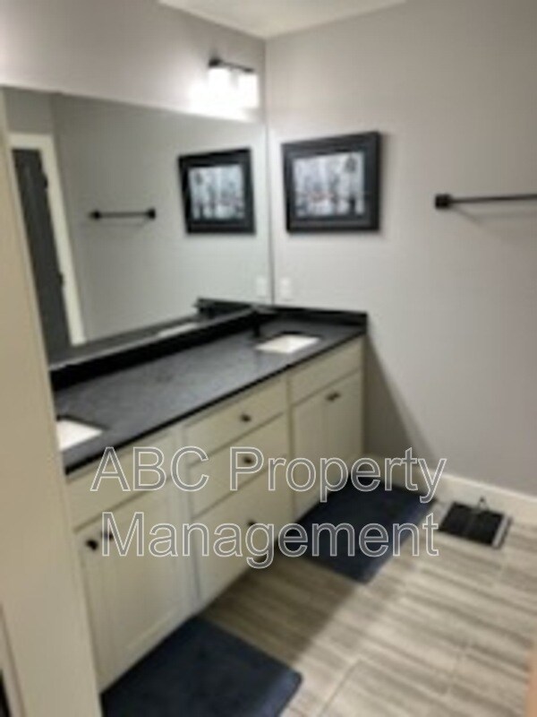 Building Photo - 608 W Maple St