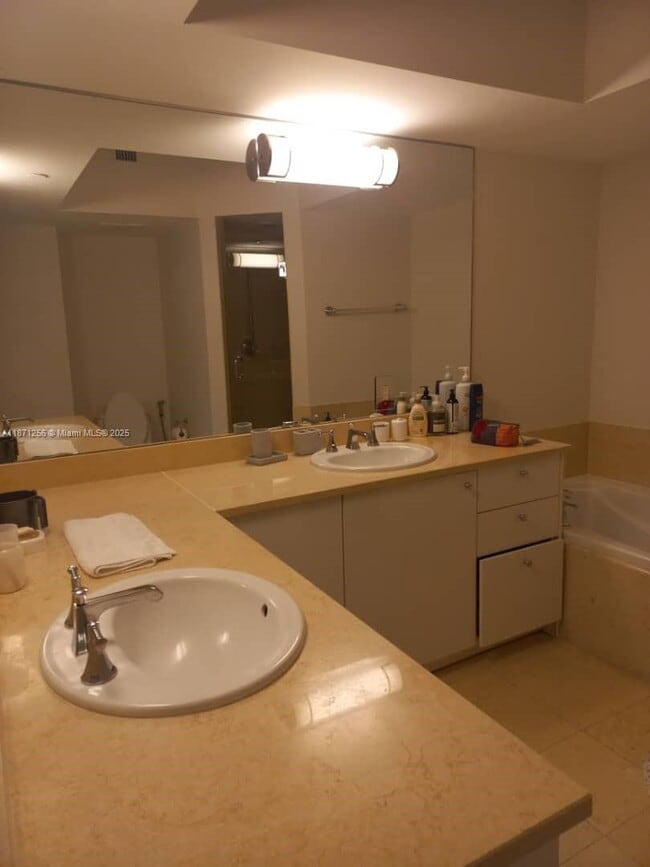 Building Photo - 20000 E Country Club Dr