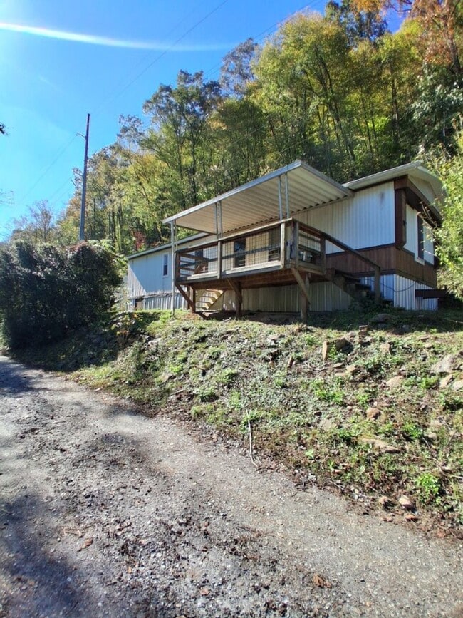 Building Photo - $1,800 - 2 Bedroom / 1 Bath Mobile Home Sitting on the Tuckasegee River