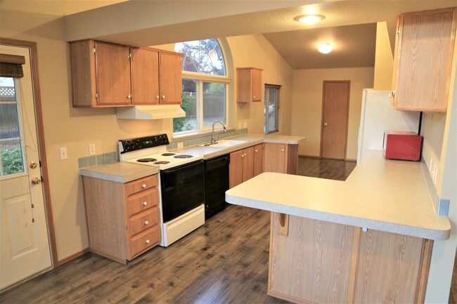 Building Photo - 3 Bed 2 Bath Home Some Utilities Included