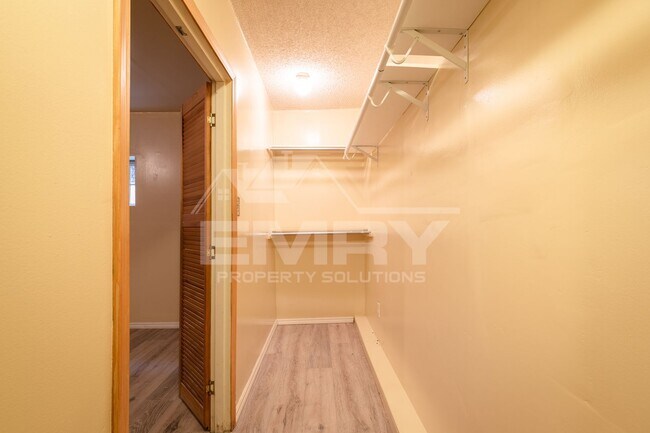 Building Photo - 1125 S Evergreen Ave