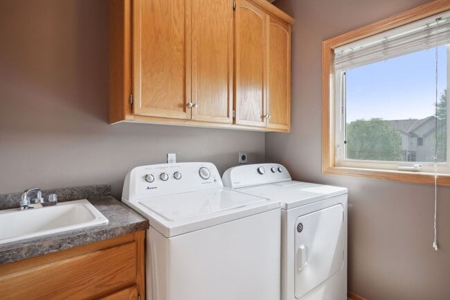 Building Photo - Gorgeous Single Family Home - June 1st Mov...