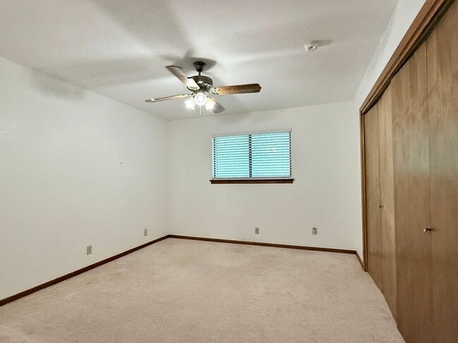 Building Photo - 3900 Knollwood Dr