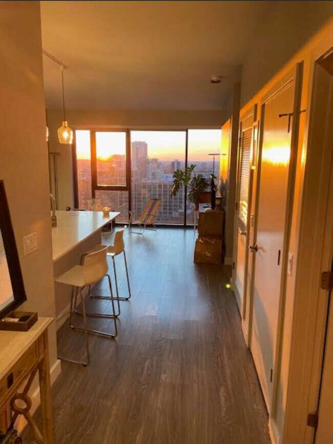 Building Photo - 833 N Clark St